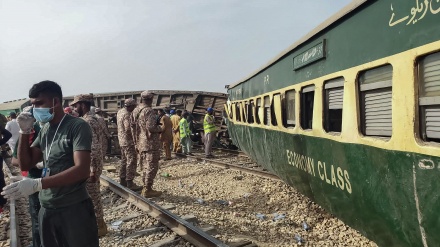 Pakistan train wreck kills at least 30 people