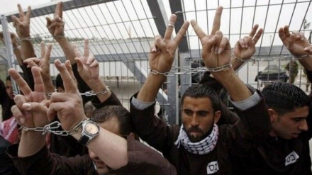 Sciopero della fame di prigionieri palestinesi contro violenti raid nelle carceri