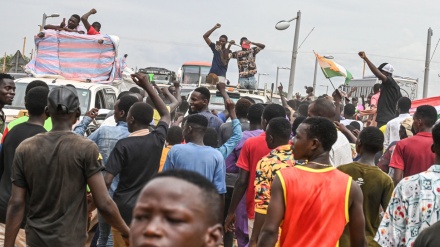 Thousands of protesters surround French army base in Niger 