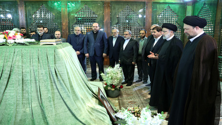 Rais Raisi na Serikali yake watoa ahadi tena ya kuyaenzi malengo matukufu ya Imam Khomeini (MA)