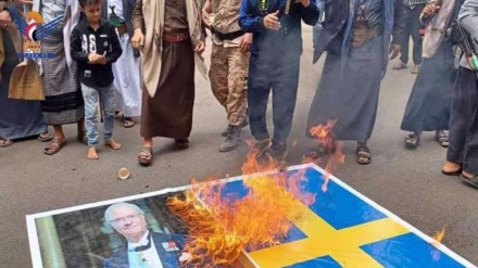  Yemeni protesters burn Swedish flag in Sana'a after state-authorized Qur’an desecrations 