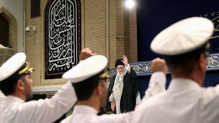 伊斯兰革命最高领袖赞扬海军完成环球任务
