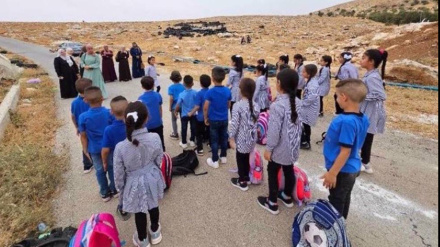 Palästinensische Schüler lernen unter freiem Himmel, da Schulgebäude durch Israel zerstört wurde 