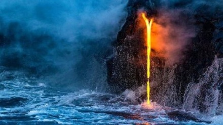Сув вулқон лава билан тўқнашуви (видео)
