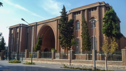 イラン国立博物館で、英仏から返還された歴史的遺物が展示
