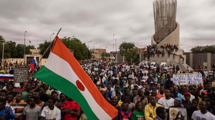 ニジェールで、クーデター支持派が反米仏デモ実施
