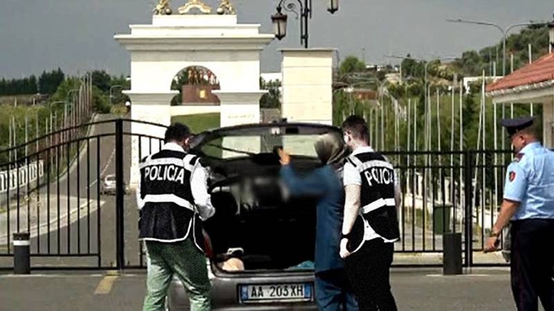 polisi Albania di markas MKO
