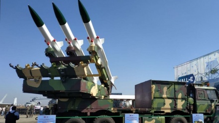 Hezbollahu në një ekspozitë ushtarake në lindje të Libanit zbuloi raketat kundërajrore