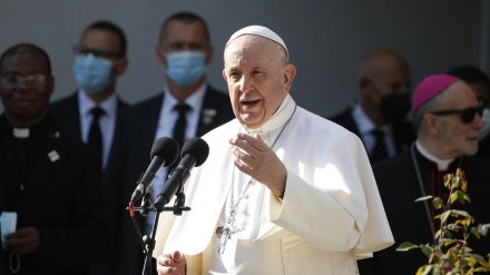 Papa Françesku dënon djegiet e Kuranit si 'barbare'