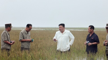 (FOTO) Nord Corea, Kim in visita a campi agricoli alluvionati 