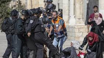 Il ferimento di un giovane palestinese da parte dei soldati sionisti