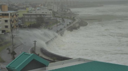 台風6号が沖縄に接近、沖縄本島は暴風雨と高潮に警戒を