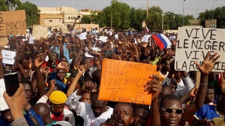ニジェールで、大学生らが米仏への抗議デモを実施