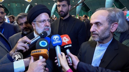 Prezident Raisiniň žurnalistler gününiň öňüsyrasynda Eýranyň radio we telewideniýe önümleriniň sergisini baryp gördi