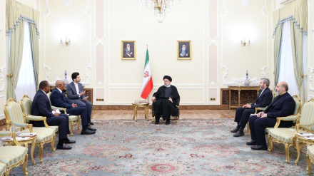 ראיסי קיבל את פניהם של 5 שגרירים חדשים בטהרן