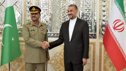 Глава МИД Ирана встретился с командующим пакистанской армией