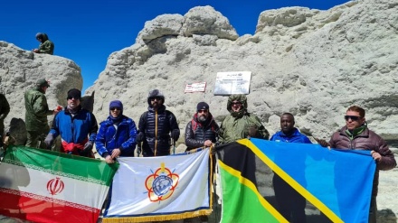 世界の軍所属登山家が、イランのダマーヴァンド山に登頂