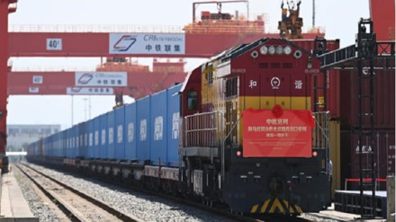 Хитойдан Ўзбекистонга 50 контейнер қуёш панеллари бўлган биринчи юк поезди жўнаб кетди