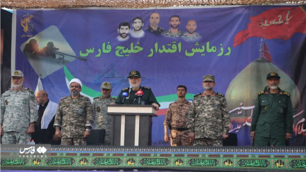 (FOTO) Esercitazioni navali dell'IRGC nello Stretto di Hormuz 