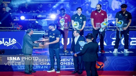 چهره مغموم بازیکنان والیبال ایران هنگام اهدای مدال 