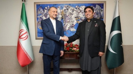  Iran, Pakistan FMs ink five-year strategic plan for commercial cooperation 