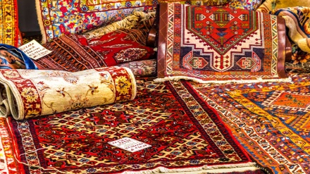 テヘランで、ペルシャ絨毯見本市開催