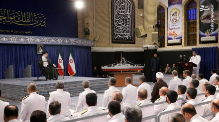 Leader meets with commanders and crew of 86th flotilla of Iran Navy 