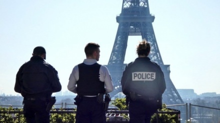 Evacuazione della Torre Eiffel a seguito di un allarme di sicurezza 