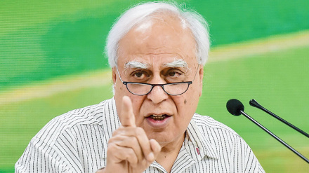 मोदी सरकार विरोधियों को ख़ामोश करने का एजेंडा चला रही है, कपिल सिब्बल