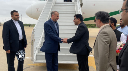 İranın xarici işlər naziri Kəraçiyə səfər edib