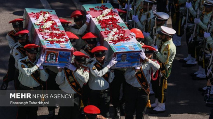 (FOTO DEL GIORNO) Funerali di agenti polizia deceduti nel crollo di edifici a Tehran