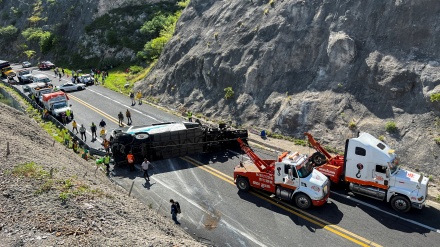 メキシコで移民バスがトラックと衝突　16人死亡