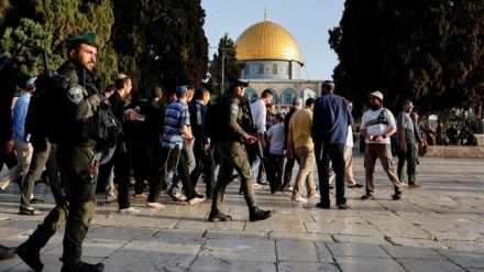 Zionists storm al-Aqsa Mosque amid strict restrictions on Muslims