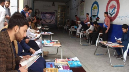 ننګرهار کې یوه ځوان مطالعې ته د نورو ځوانانود هڅونې لپاره ګرځنده کتابتون جوړ کړی