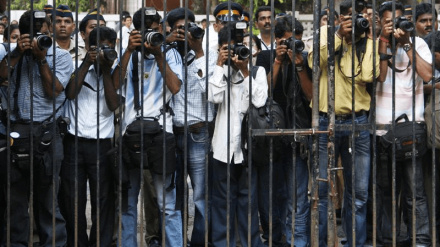 भारत नियंत्रित कश्मीर में पत्रकारों की आवाज़ कुचले जाने की रिपोर्ट पर भारतीय अधिकारी नाराज़, क़ानूनी कार्यवाही की धमकी
