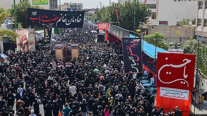 Warga Iran mengikuti Pawai Arbain 1445 H dengan berjalan kaki dari Bundaran Imam Husein as di Tehran menuju Rey, Rabu (6/9/2023).