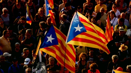 スペインで、カタルーニャ独立デモに数十万人参加