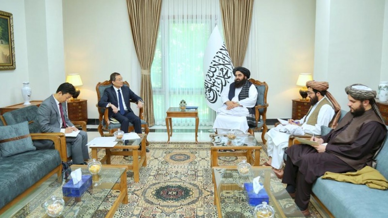 アフガニスタンに駐在する日本の岡田隆大使とタリバン政権のムッタキ外相