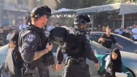 Polisi Zionis Dorong Gadis Palestina hingga Terpental 