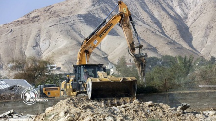Tentara Zionis Menghancurkan Dua Rumah di Al-Khalil