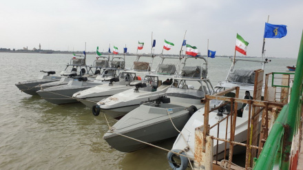 Совместный парад лодочников вооруженных сил по случаю священной «Недели обороны»