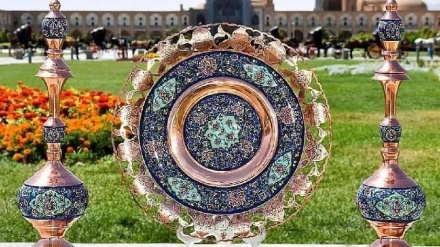 エスファハーンで、観光週間に合わせイラン手工芸品を展示