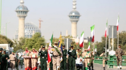 (FOTO) Esfahan, la sfilata militare per Sacra Difesa