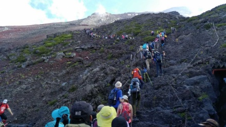 富士山の今年の夏山シーズン終了も、弾丸登山と登山規制の課題