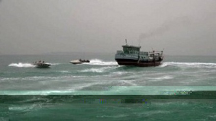 Sequestro di un galleggiante che trasporta combustibile di contrabbando nel Golfo Persico