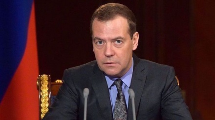 Trupat britanike në Ukrainë mund të jenë objektiva legjitime, paralajmëron Medvedev
