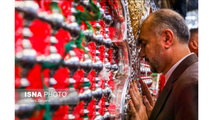 (VIDEO) Abdollahian in Siria: la preghiera al santuario hazrat Zainab (sa)
