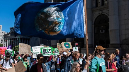 在联合国大会召开之前，数千人走上纽约街头，要求对气候变化采取行动