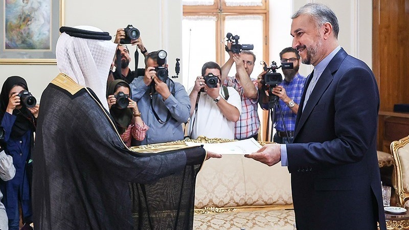 Menlu RII Hossein Amirabdollahian dan Dubes Arab Saudi untuk Tehran Abdullah bin Saud Al Anzi.