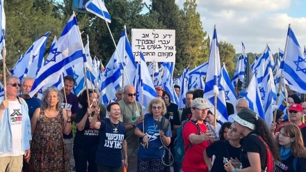 הפגנה סמוך לביתו של שר 